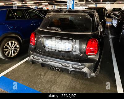 Paris, Frankreich - 14. Mai 2026: Rückansicht eines geparkten Mini Cooper S in einer schwachen Tiefgarage in Paris, Frankreich. Stockfoto