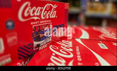 Soulac-sur-Mer, Frankreich - 09. Juni 2026. Nahaufnahme der Coca-Cola-Werbeverpackung für die französische Fußballmannschaft in einem Supermarkt, für den Carrefour Zeit hatte Stockfoto