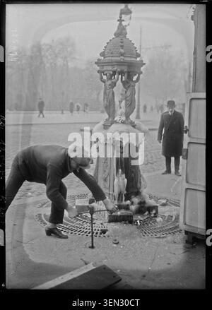 Ein Mitarbeiter schaltet am 19. Dezember 1927 die Wasserversorgung eines gefrorenen Wallace-Brunnens in Paris ab. Agence Rol produzierte ein Pressefoto, das das Frostmanagement und die städtische Instandhaltung während des Winters in der französischen Hauptstadt dokumentiert. Stockfoto