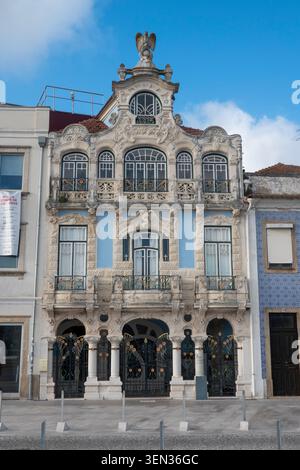 Aveiro, Portugal - 15. Mai 2026: Die ikonische Jugendstilfassade des großen Pessoa-Hauses mit hellblauen Wänden und kunstvollen Steinschnitzereien. Stockfoto