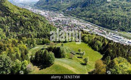 Die weißen Narzissen-Felder, die die Hänge der Karawanken und Julischen Alpen rund um das Dorf Plavški Rovt mit ihren Blüten im Frühjahr bedecken. Stockfoto