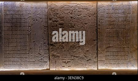 Foliated Cross Tablette Bas Relief mit Maya Hieroglyphen, Tempel des Kreuzes, Palenque, Mexiko. Stockfoto