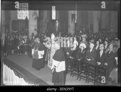 Mgr Mério nimmt am 25. November 1930 an der Kirche Notre-Dame-de-Bonne-Nouvelle in Paris Teil. Das Pressefoto dokumentiert die religiöse Zeremonie und die Gemeinde, die sich in der Kirche versammelt hat. Stockfoto