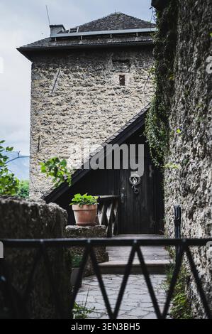 Die Wege und Ausblicke auf den Mönchsberg in der Mozartstadt Salzburg im Frühjahr. Stockfoto