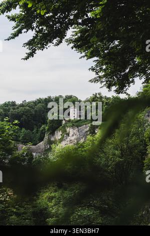 Die Wege und Ausblicke auf den Mönchsberg in der Mozartstadt Salzburg im Frühjahr. Im Bild: Befestigungen und Wehrturm des Festungsbergs. Stockfoto