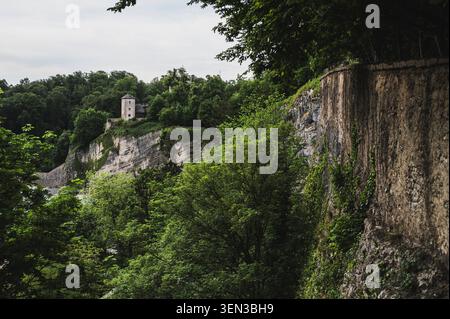 Die Wege und Ausblicke auf den Mönchsberg in der Mozartstadt Salzburg im Frühjahr. Im Bild: Befestigungen und Wehrturm des Festungsbergs. Stockfoto