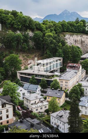 Die Wege und Ausblicke auf den Mönchsberg in der Mozartstadt Salzburg im Frühjahr. Im Blick: Blick auf den Rainberg und die Hochstauffen am Horizont Stockfoto