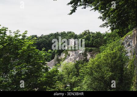 Die Wege und Ausblicke auf den Mönchsberg in der Mozartstadt Salzburg im Frühjahr. Im Bild: Befestigungen und Wehrturm des Festungsbergs. Stockfoto