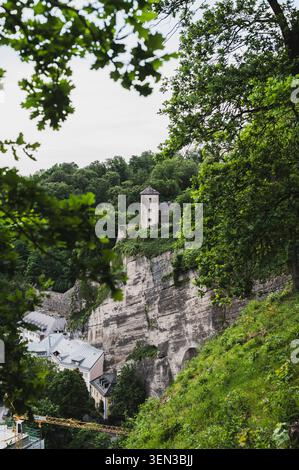 Die Wege und Ausblicke auf den Mönchsberg in der Mozartstadt Salzburg im Frühjahr. Im Bild: Befestigungen und Wehrturm des Festungsbergs. Stockfoto