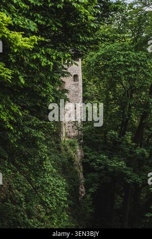Die Wege und Ausblicke auf den Mönchsberg in der Mozartstadt Salzburg im Frühjahr. Im Bild: Befestigungen und Wehrturm des Festungsbergs. Stockfoto
