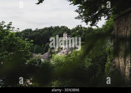 Die Wege und Ausblicke auf den Mönchsberg in der Mozartstadt Salzburg im Frühjahr. Im Bild: Befestigungen und Wehrturm des Festungsbergs. Stockfoto