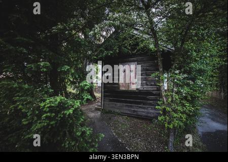 Die Wege und Ausblicke auf den Mönchsberg in der Mozartstadt Salzburg im Frühjahr. Auf dem Bild: Eine kleine Holzhütte, die dem Magistrat gehört. Stockfoto