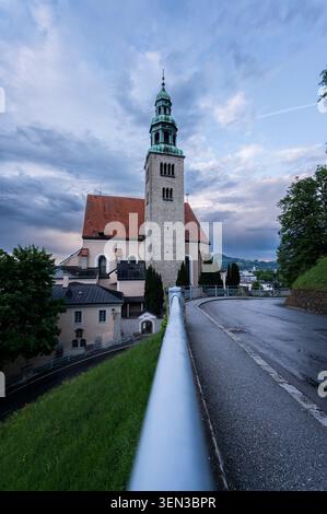 Die Wege und Ausblicke auf den Mönchsberg in der Mozartstadt Salzburg im Frühjahr. Im Bild: Die katholische Kirche Maria Himmelfahrt Stockfoto