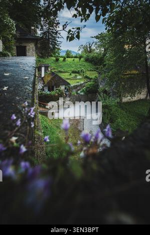 Die Wege und Ausblicke auf den Mönchsberg in der Mozartstadt Salzburg im Frühjahr. Auf dem Bild: Eine kleine Steinhütte entlang der Festungsmauern. Stockfoto