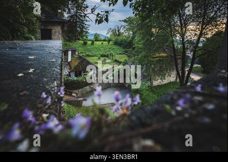 Die Wege und Ausblicke auf den Mönchsberg in der Mozartstadt Salzburg im Frühjahr. Auf dem Bild: Eine kleine Steinhütte entlang der Festungsmauern. Stockfoto