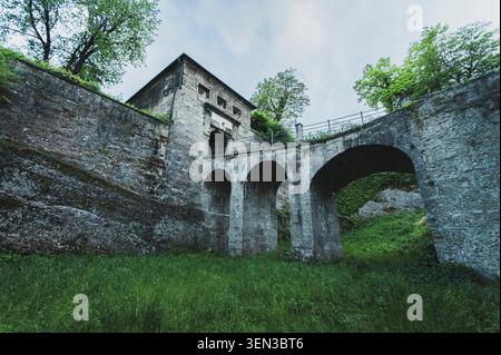 Die Wege und Ausblicke auf den Mönchsberg in der Mozartstadt Salzburg im Frühjahr. Stockfoto