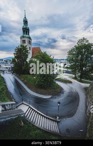Die Wege und Ausblicke auf den Mönchsberg in der Mozartstadt Salzburg im Frühjahr. Im Bild: Die katholische Kirche Maria Himmelfahrt Stockfoto