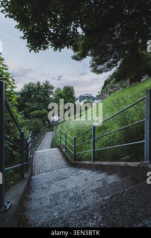 Die Wege und Ausblicke auf den Mönchsberg in der Mozartstadt Salzburg im Frühjahr. Stockfoto