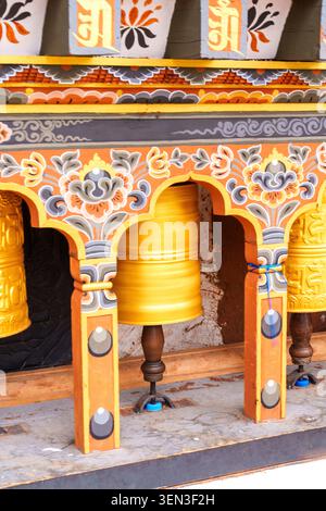 Gebetsmühle in Chimi Lhakhang im Punakha-Tal, Bhutans berühmtem Fruchtbarkeitstempel Stockfoto