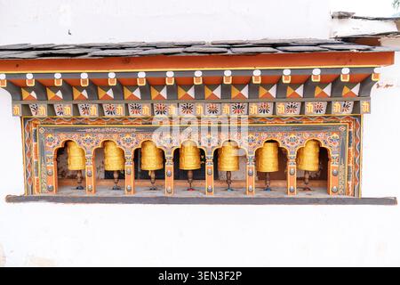 Gebetsmühle in Chimi Lhakhang im Punakha-Tal, Bhutans berühmtem Fruchtbarkeitstempel Stockfoto