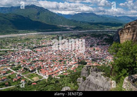 Panoramablick auf die Stadt Kalambaka und die Meteora-Berge in Griechenland Stockfoto