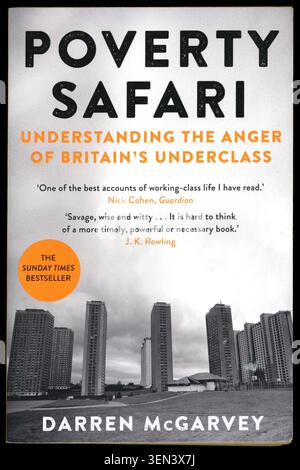 Verwendetes Taschenbuch auf der Vorderseite des Buches Poverty Safari: Understanding the Wut of Britain's Underclass, von Darren McGarvey, veröffentlicht 2018 in Großbritannien Stockfoto