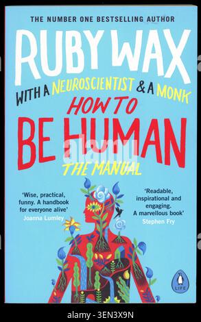 Gebrauchtes Taschenbuch auf der Vorderseite des Buches How to Be Human von der US-britischen Schauspielerin und Komikerin Ruby Wax, veröffentlicht 2018, UK Stockfoto