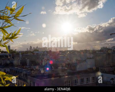 Blick auf den Sonnenuntergang über die Dächer von Paris mit Sonnenlicht, Linsenlicht und Skyline im Hintergrund in Frankreich. Stockfoto
