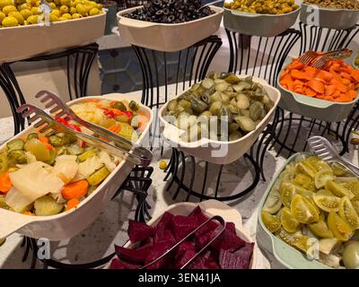 Verschiedene eingelegte Gemüsesorten in Buffetschüsseln Stockfoto