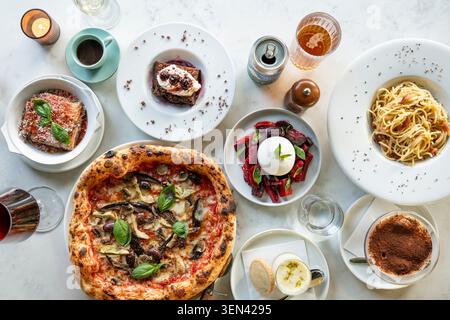 Köstliches fest mit italienischen Aromen, serviert auf einem wunderschönen Tisch Stockfoto