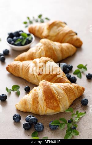 Croissant mit Heidelbeeren zum Frühstück Stockfoto