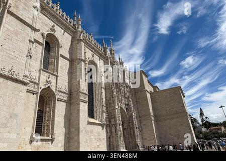Besucher stehen vor dem Kloster Jeronimos, einem Wahrzeichen im Manuelinstil aus dem 16. Jahrhundert und UNESCO-Weltkulturerbe, im Stadtteil Belem in Lissabon, Portugal, 3. Mai 2026. Das Kloster gehört zu den meistbesuchten Denkmälern der Stadt. (Foto: Samuel Rigelhaupt/SIPA USA) Stockfoto