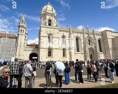 Besucher stehen vor dem Kloster Jeronimos, einem Wahrzeichen im Manuelinstil aus dem 16. Jahrhundert und UNESCO-Weltkulturerbe, im Stadtteil Belem in Lissabon, Portugal, 3. Mai 2026. Das Kloster gehört zu den meistbesuchten Denkmälern der Stadt. (Foto: Samuel Rigelhaupt/SIPA USA) Stockfoto