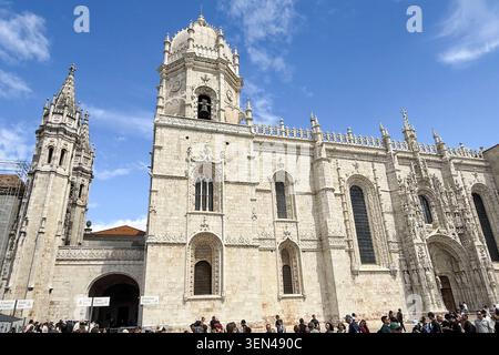 Besucher stehen vor dem Kloster Jeronimos, einem Wahrzeichen im Manuelinstil aus dem 16. Jahrhundert und UNESCO-Weltkulturerbe, im Stadtteil Belem in Lissabon, Portugal, 3. Mai 2026. Das Kloster gehört zu den meistbesuchten Denkmälern der Stadt. (Foto: Samuel Rigelhaupt/SIPA USA) Stockfoto