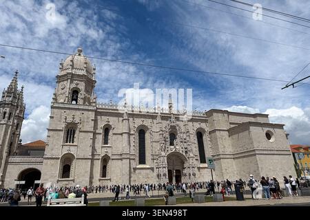 Besucher stehen vor dem Kloster Jeronimos, einem Wahrzeichen im Manuelinstil aus dem 16. Jahrhundert und UNESCO-Weltkulturerbe, im Stadtteil Belem in Lissabon, Portugal, 3. Mai 2026. Das Kloster gehört zu den meistbesuchten Denkmälern der Stadt. (Foto: Samuel Rigelhaupt/SIPA USA) Stockfoto