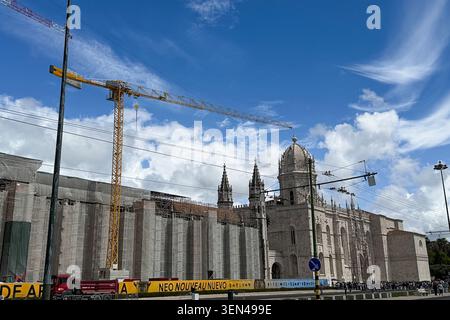 Besucher stehen vor dem Kloster Jeronimos, einem Wahrzeichen im Manuelinstil aus dem 16. Jahrhundert und UNESCO-Weltkulturerbe, im Stadtteil Belem in Lissabon, Portugal, 3. Mai 2026. Das Kloster gehört zu den meistbesuchten Denkmälern der Stadt. (Foto: Samuel Rigelhaupt/SIPA USA) Stockfoto