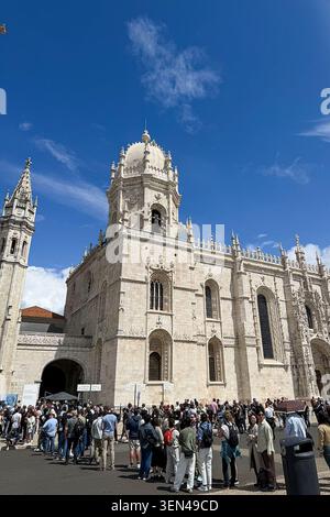 Besucher stehen vor dem Kloster Jeronimos, einem Wahrzeichen im Manuelinstil aus dem 16. Jahrhundert und UNESCO-Weltkulturerbe, im Stadtteil Belem in Lissabon, Portugal, 3. Mai 2026. Das Kloster gehört zu den meistbesuchten Denkmälern der Stadt. (Foto: Samuel Rigelhaupt/SIPA USA) Stockfoto