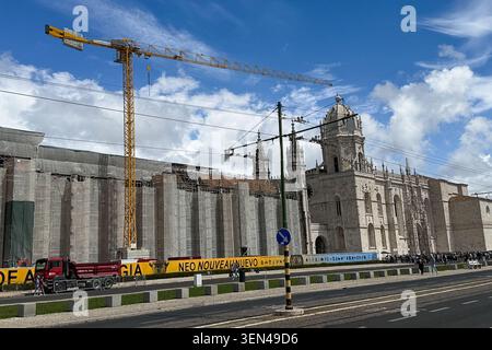 Besucher stehen vor dem Kloster Jeronimos, einem Wahrzeichen im Manuelinstil aus dem 16. Jahrhundert und UNESCO-Weltkulturerbe, im Stadtteil Belem in Lissabon, Portugal, 3. Mai 2026. Das Kloster gehört zu den meistbesuchten Denkmälern der Stadt. (Foto: Samuel Rigelhaupt/SIPA USA) Stockfoto