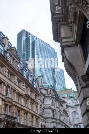 Flacher Blick auf historische Londoner Gebäude gegenüber Einem modernen Glashochhaus Stockfoto