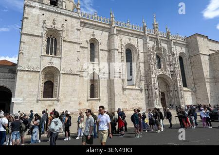 Besucher stehen vor dem Kloster Jeronimos, einem Wahrzeichen im Manuelinstil aus dem 16. Jahrhundert und UNESCO-Weltkulturerbe, im Stadtteil Belem in Lissabon, Portugal, 3. Mai 2026. Das Kloster gehört zu den meistbesuchten Denkmälern der Stadt. (Foto: Samuel Rigelhaupt/SIPA USA) Stockfoto