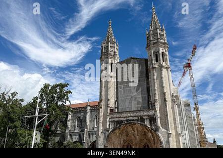 Besucher stehen vor dem Kloster Jeronimos, einem Wahrzeichen im Manuelinstil aus dem 16. Jahrhundert und UNESCO-Weltkulturerbe, im Stadtteil Belem in Lissabon, Portugal, 3. Mai 2026. Das Kloster gehört zu den meistbesuchten Denkmälern der Stadt. (Foto: Samuel Rigelhaupt/SIPA USA) Stockfoto