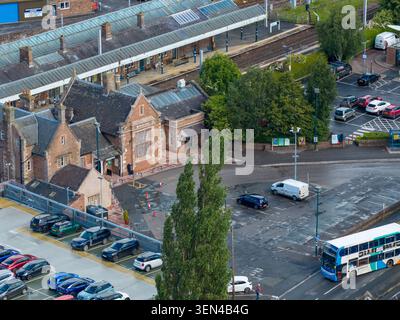 Penrith Cumbria England, 9. Juni 2026: Nahaufnahme des Bahnhofs Penrith in Cumbria England mit dem historischen Bahnhofsgebäude Railway pl Stockfoto