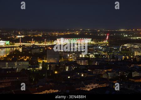 Budapest Nachtpanorama mit Lágymányosi (Lagymanyosi, Rakoczi) Rákóczi Brücke und Puskás Aréna, Arena Stockfoto