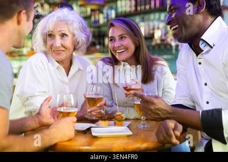 Ein heiteres Familientreffen oder eine Bekanntschaft mit Bier in der Bar. Fokus auf ältere Frauen Stockfoto