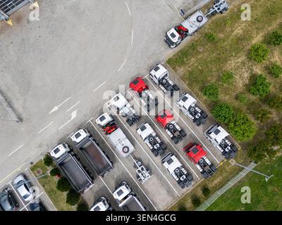 Luftaufnahme einer großen Flotte neuer Nutzfahrzeuge bei einem Händlerbetrieb Luftaufnahme einer großen Flotte neuer Nutzfahrzeuge bei einem Händlerbetrieb Stockfoto