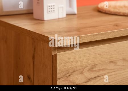 Moderne Holzmöbel mit natürlicher Struktur, zeitgenössischer Inneneinrichtung und Inneneinrichtung, Nahsicht Stockfoto