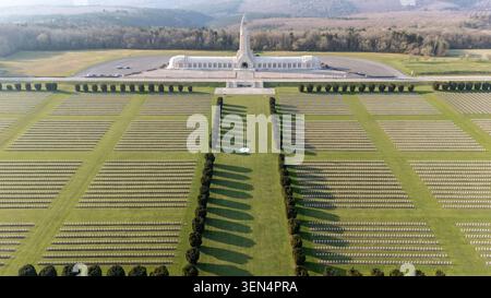 Bild der Drohne von Douaumont Ossuary und französischem Militärfriedhof in der Nähe von Verdun, Frankreich, mit symmetrischen Reihen weißer Kreuze. Stockfoto