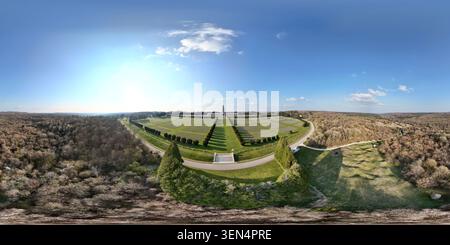 Breites Luftpanorama von Douaumont Ossuary und Friedhof in der Nähe von Verdun in Maas, Frankreich, umgeben von Wald und Gedenkstätten. Stockfoto
