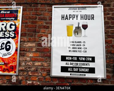 Manchester, Großbritannien - 07. Mai 2026: Poster für Happy Hour Drinks, Studentenangebote und Wochenendangebote außerhalb von Joshua Brooks in Manchester, Großbritannien. Stockfoto