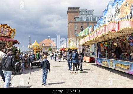 Hektik im Alten Hafen, im Hintergrund das Baumhaus und die alte Kornkammer, Hansestadt Wismar, Mecklenburg-Vorpommern, G Stockfoto